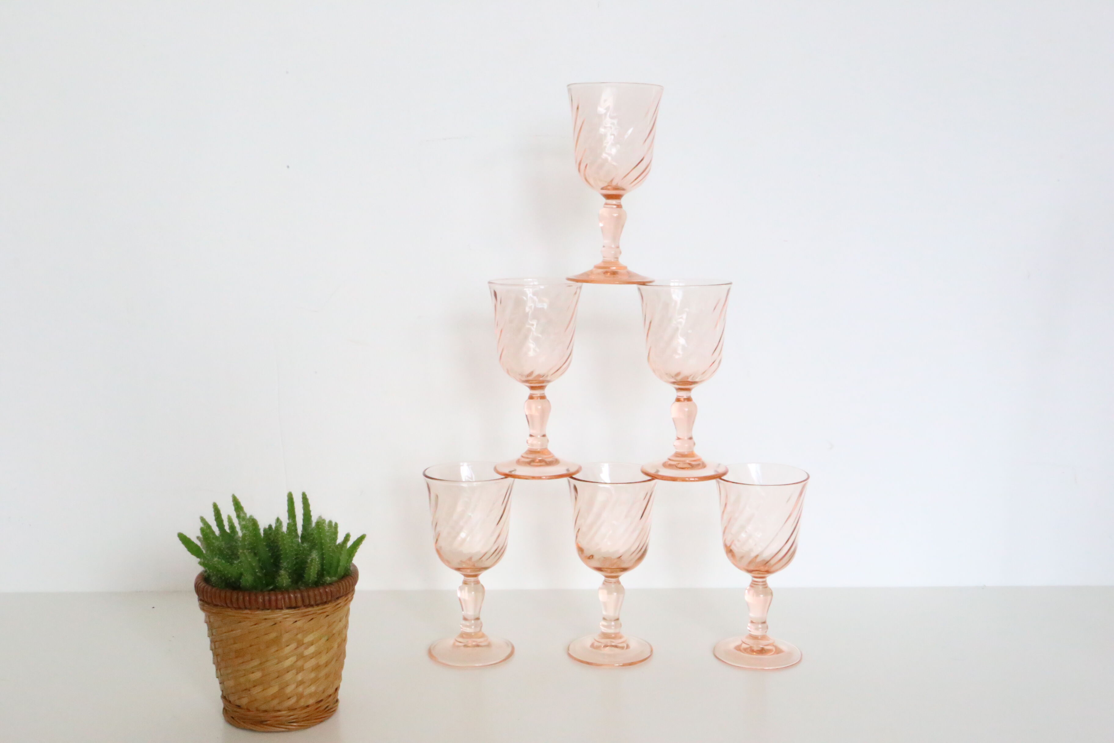 Pink glass wine glass, Rosaline, from Arcoroc