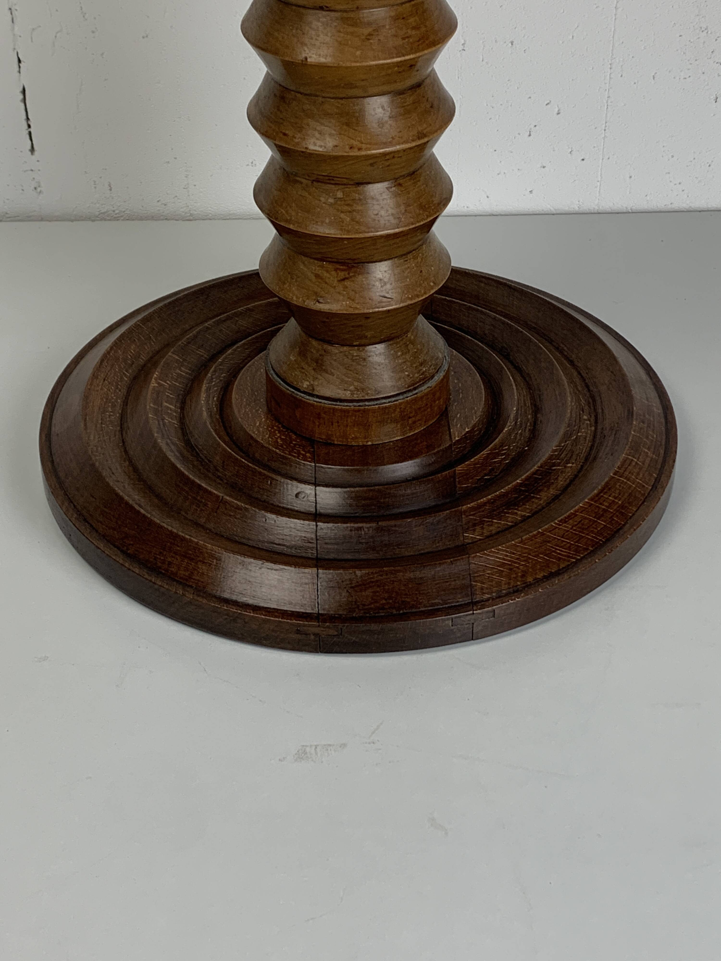 Table d'appoint en bois tourné brutaliste français de style Charles Dudouyt, France, années 1940