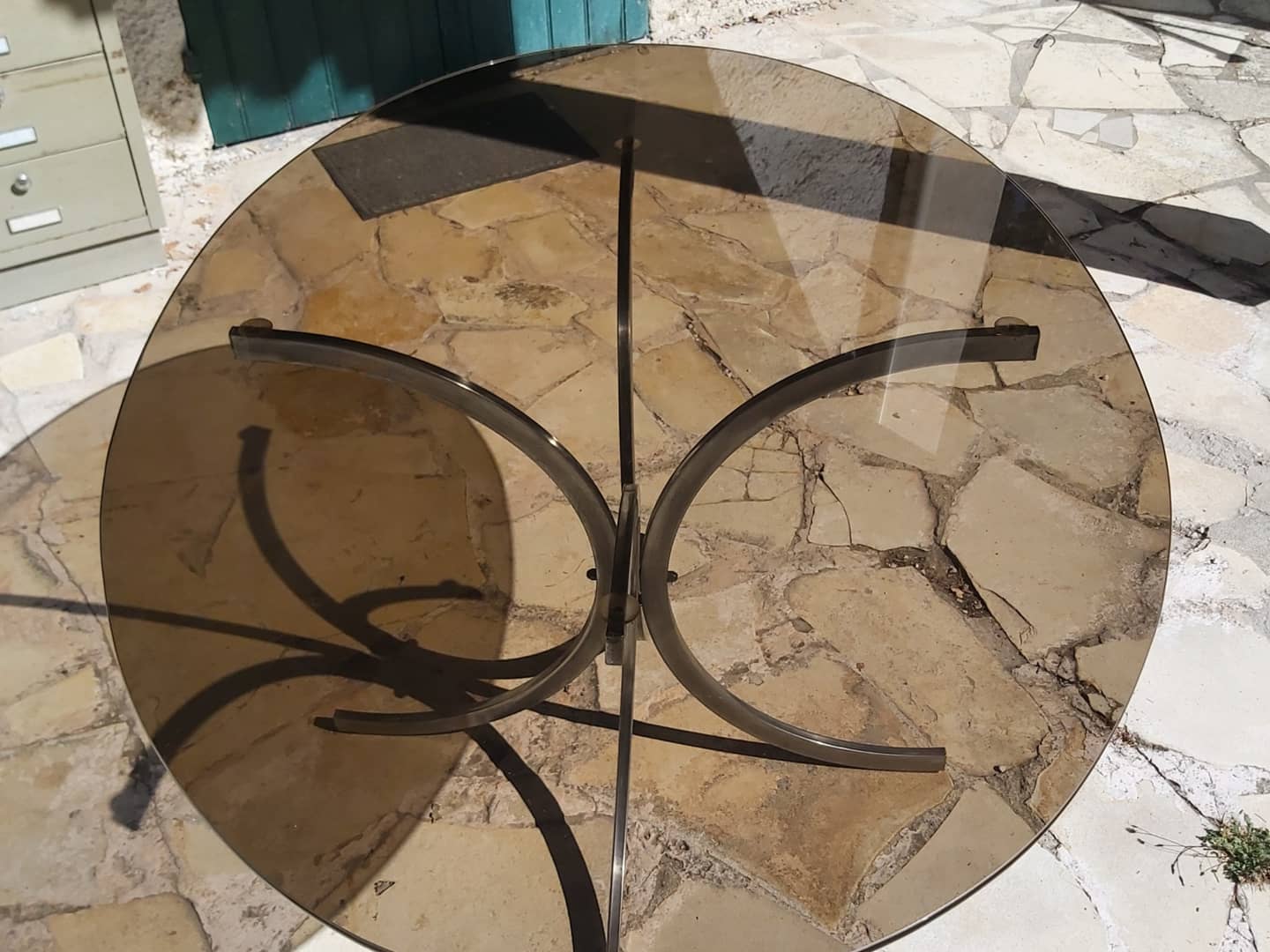 Table de salle a manger ovale en métal et verre fumé années 70