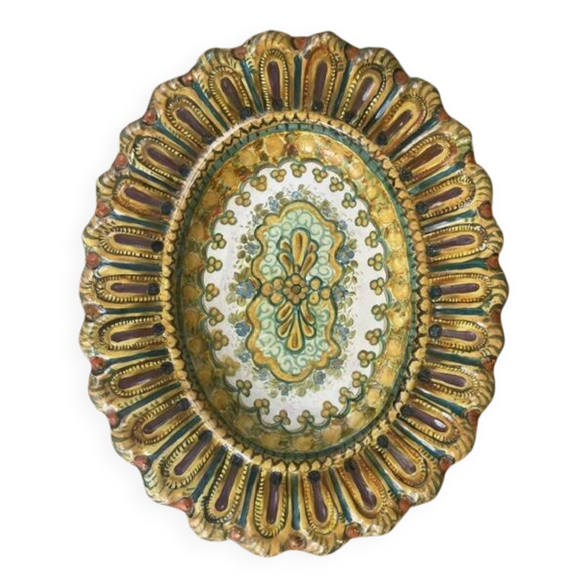 Plat de service ovale à godrons en faïence ou majolique polychrome.