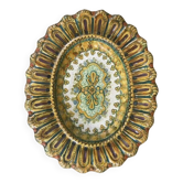 Plat de service ovale à godrons en faïence ou majolique polychrome.