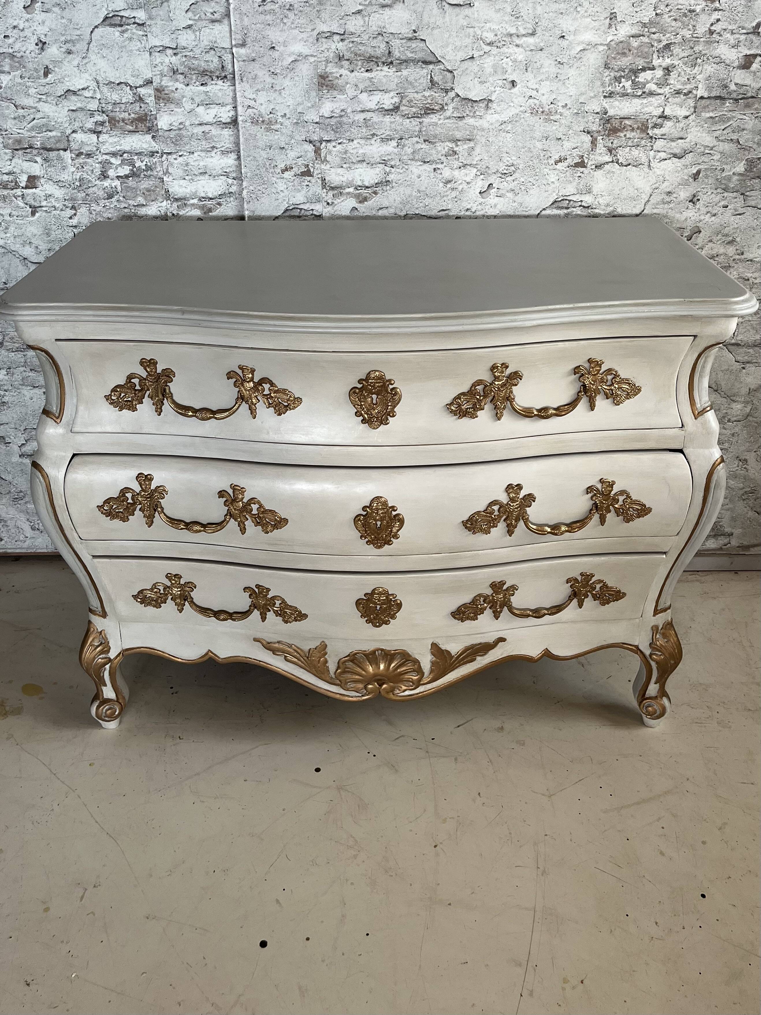 Baroque chest of drawers