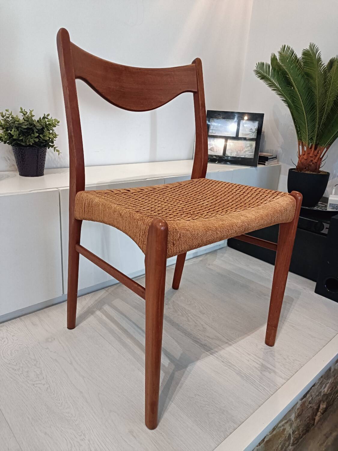 Set of 6 vintage Danish Scandinavian chairs