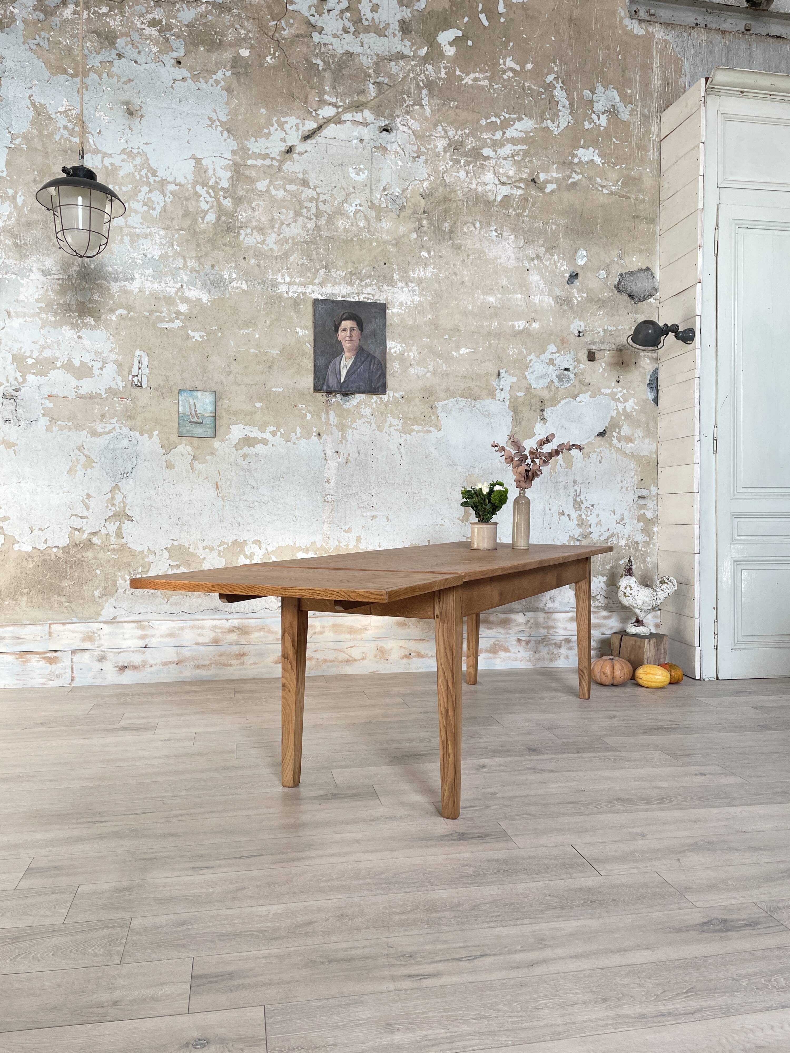 Vintage farmhouse table in solid oak.