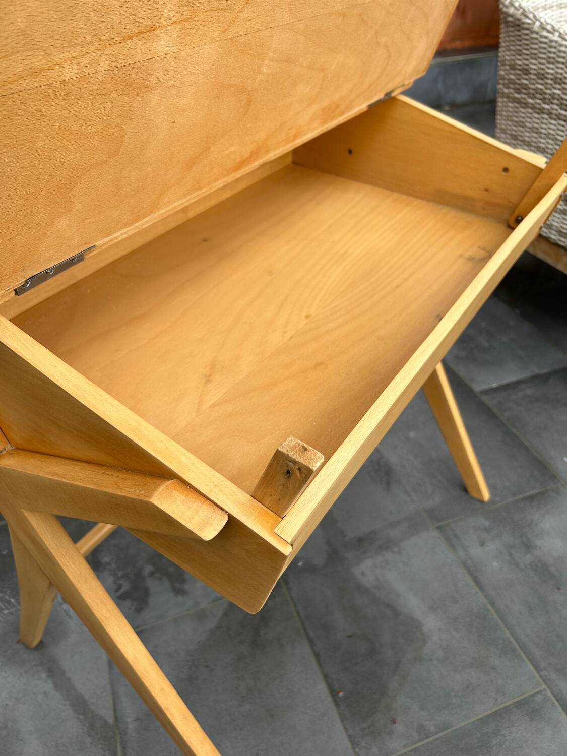 Children's desk with compass legs