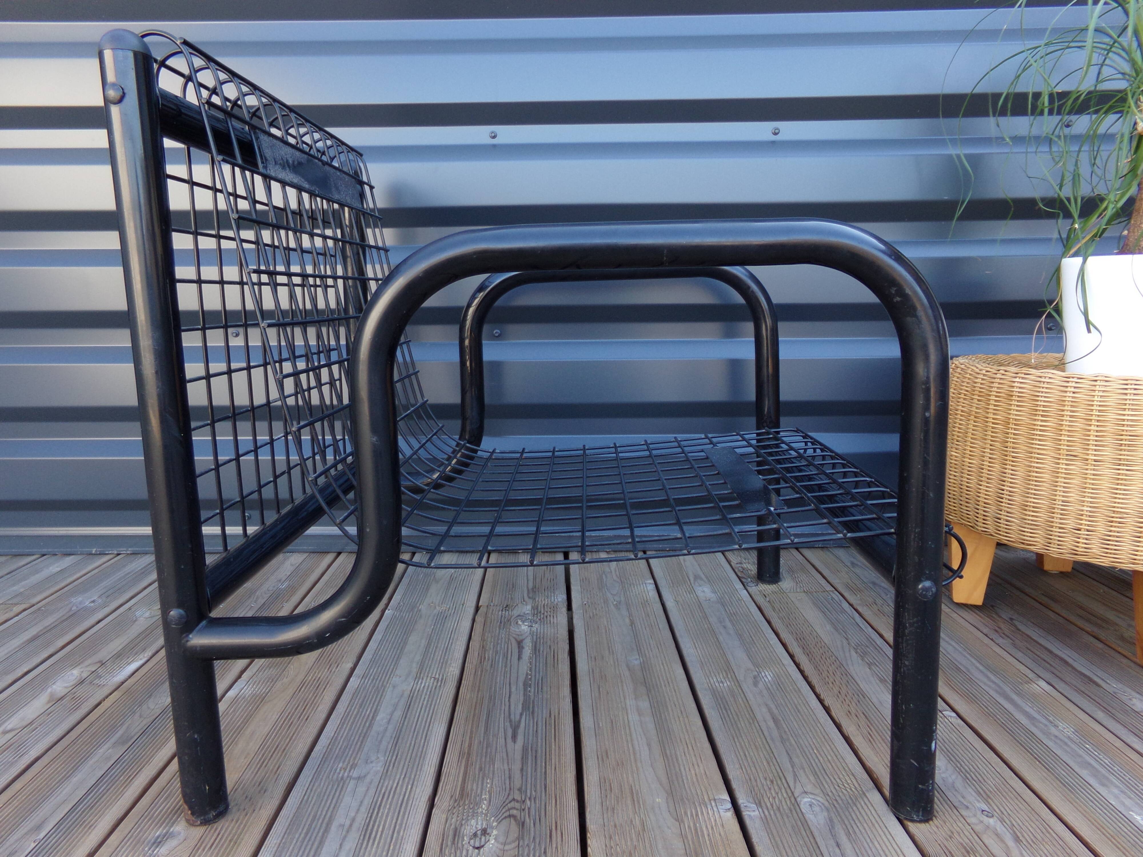 Duo de fauteuils noirs "grillage" en métal