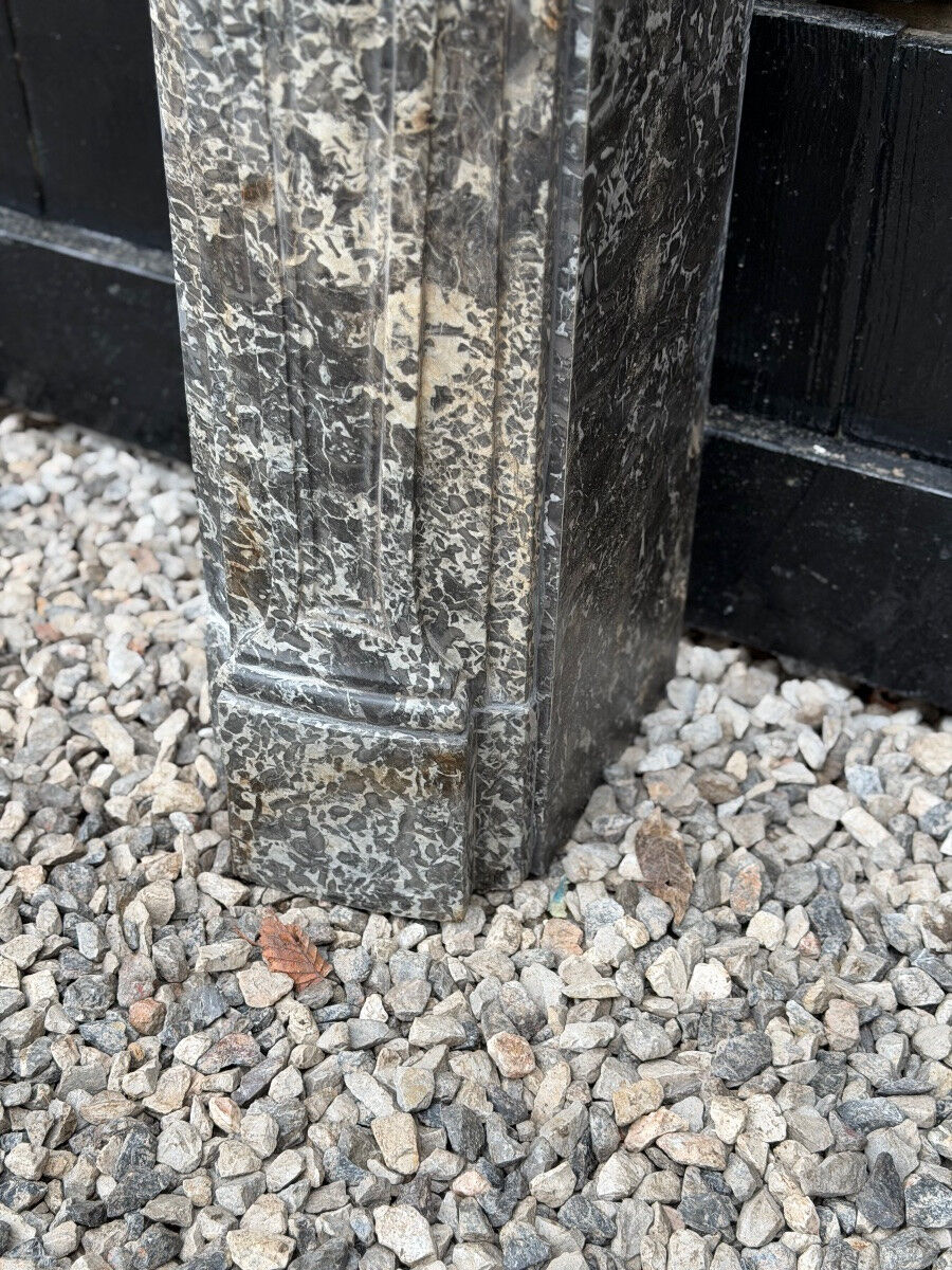 Cheminée Régence en marbre gris, Sainte-Anne, XVIIIe siècle