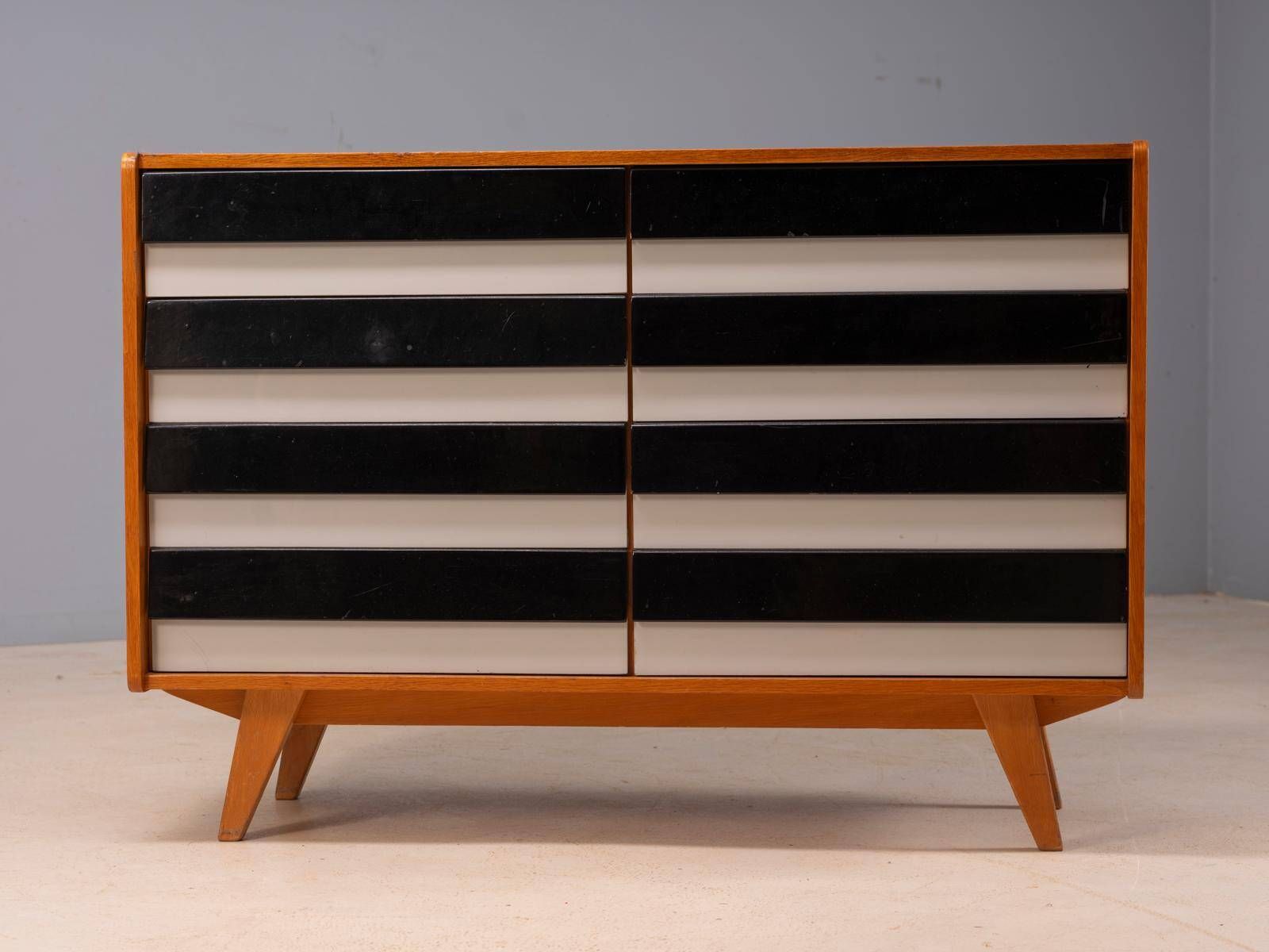 Buffet des années 50 modèle U453 par Jiří Jiroutek pour Interier Praha, années 1960, Tchécoslovaquie, 110 × 45 × 75 cm