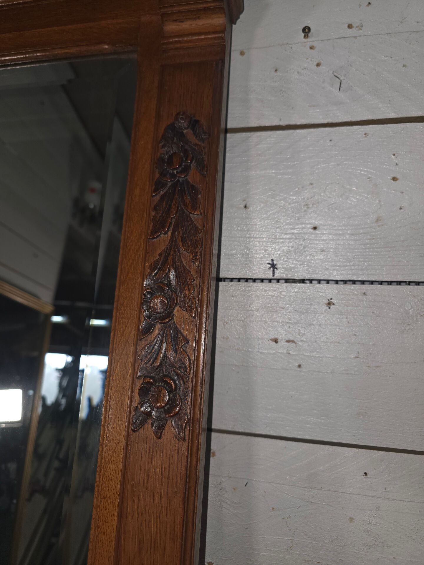 Bevelled mirror in carved wood