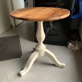 Triod pedestal table