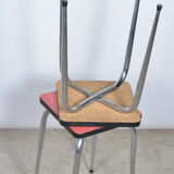 Tabourets en formica rouges