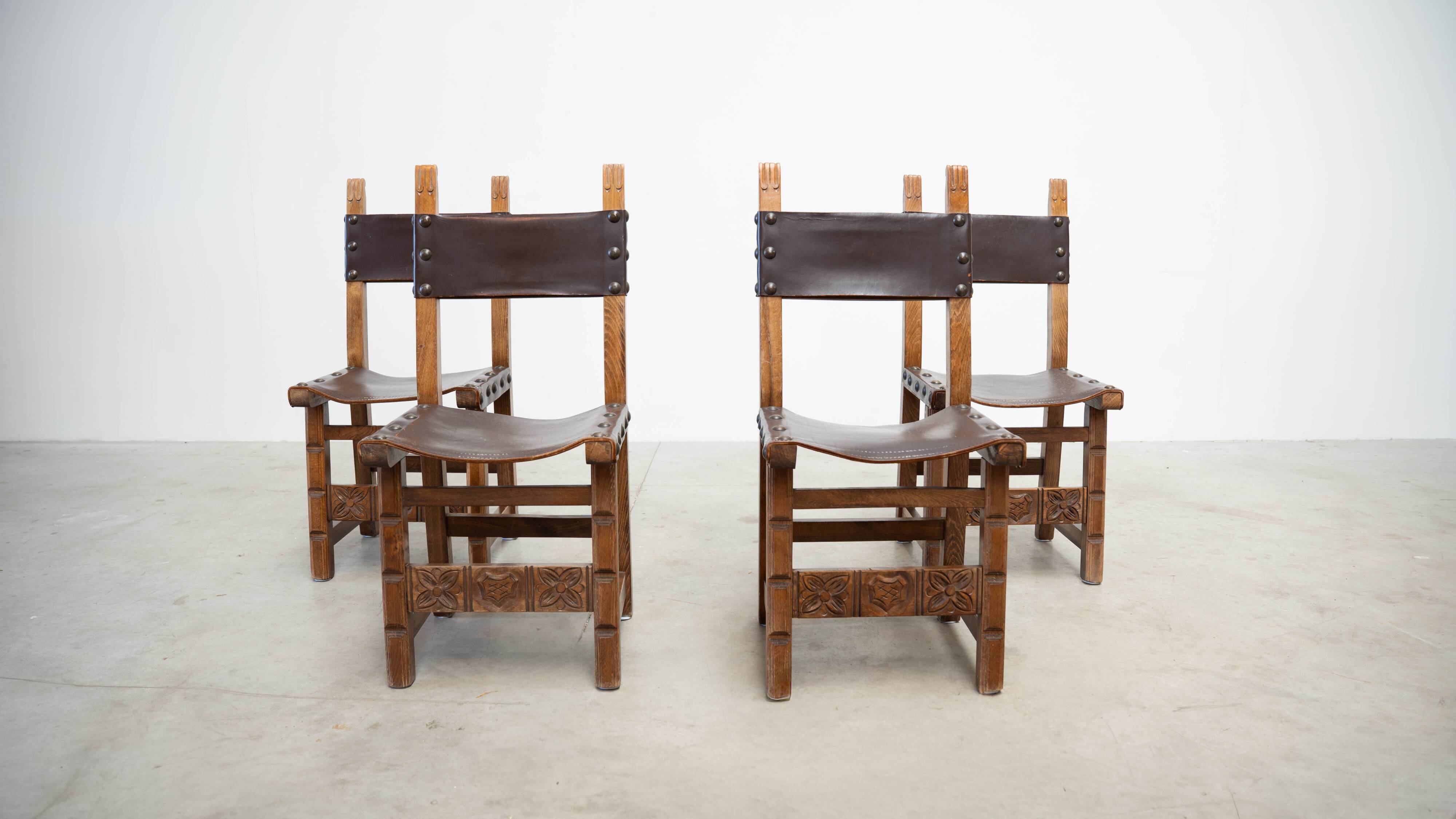Ensemble de quatre chaises de salle à manger espagnoles