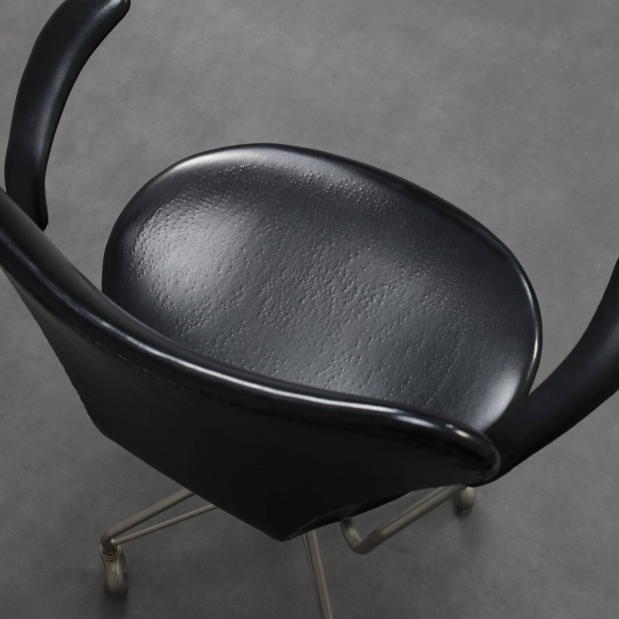 Arne Jacobsen Model 3217 office chair for Fritz Hansen, first edition, 1950s