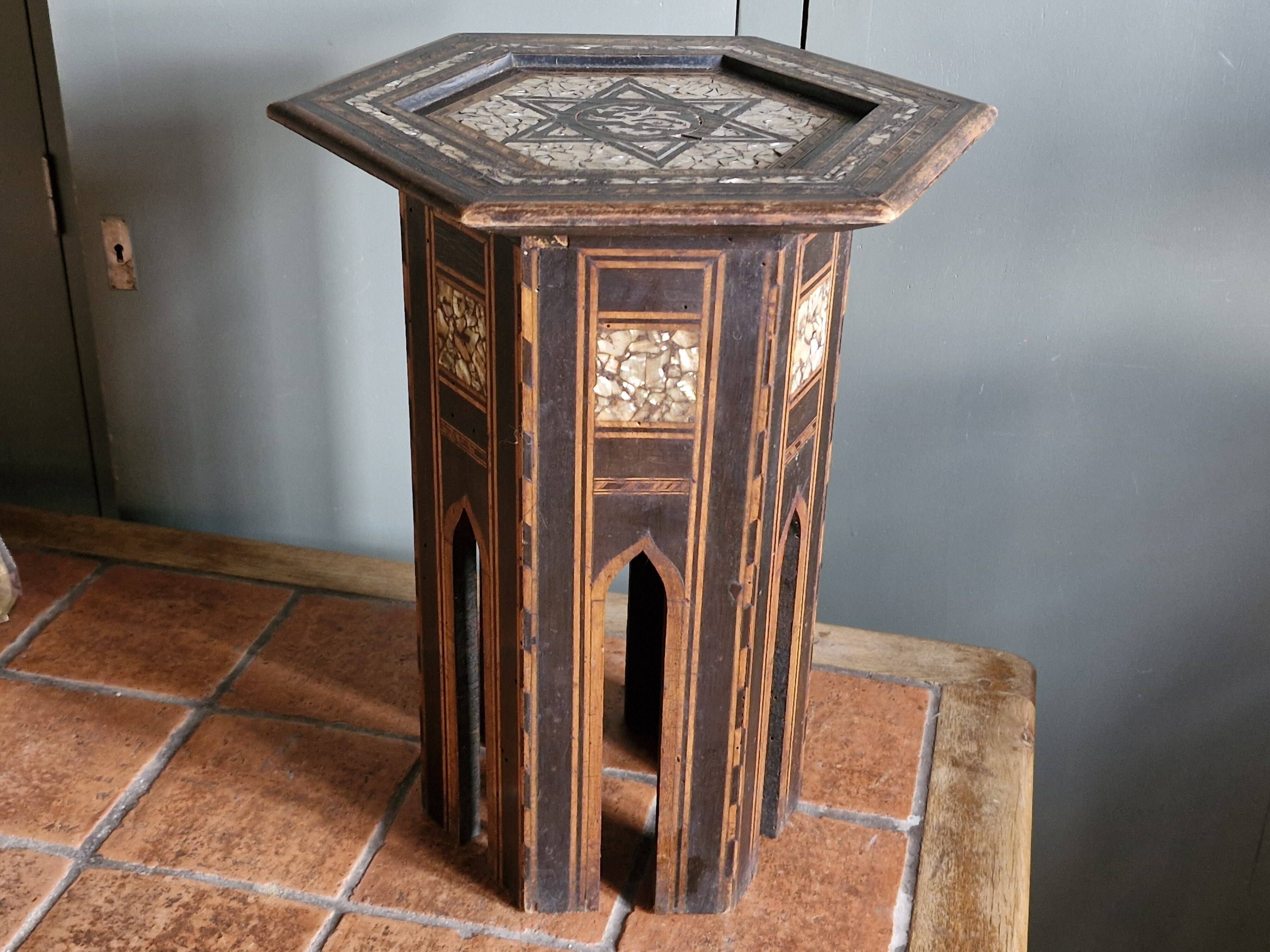 Antique octagonal table with mother-of-pearl inlays - Syria or Egypt