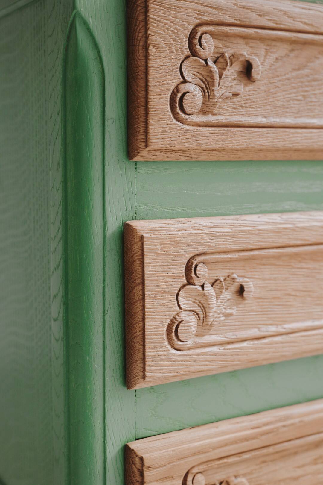 Small green Parisian chest of drawers with 3 drawers in semi-solid oak