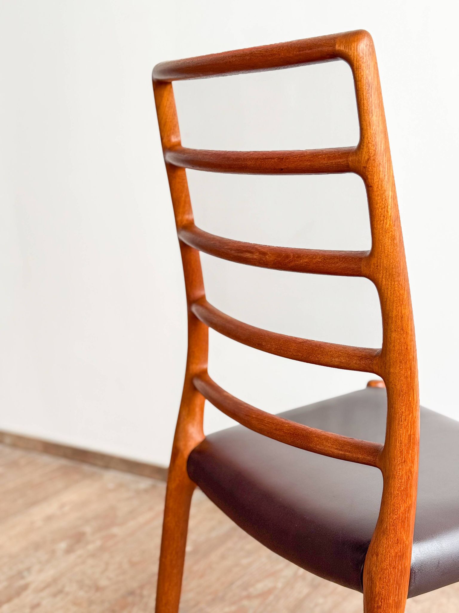 Chaise modèle 82 « Ambassade » en teck massif par Niels O. Møller, Danemark