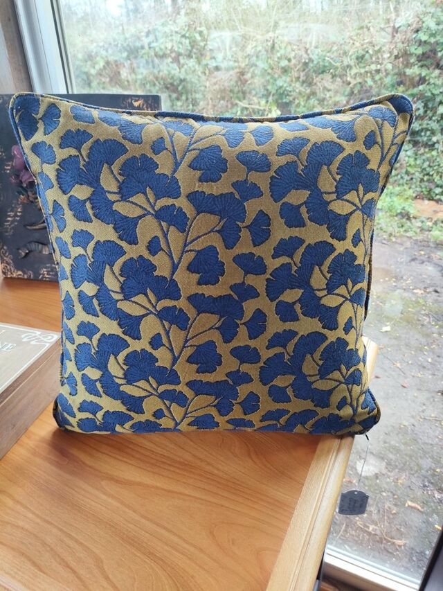 Decorative cushion amalys blue and gold