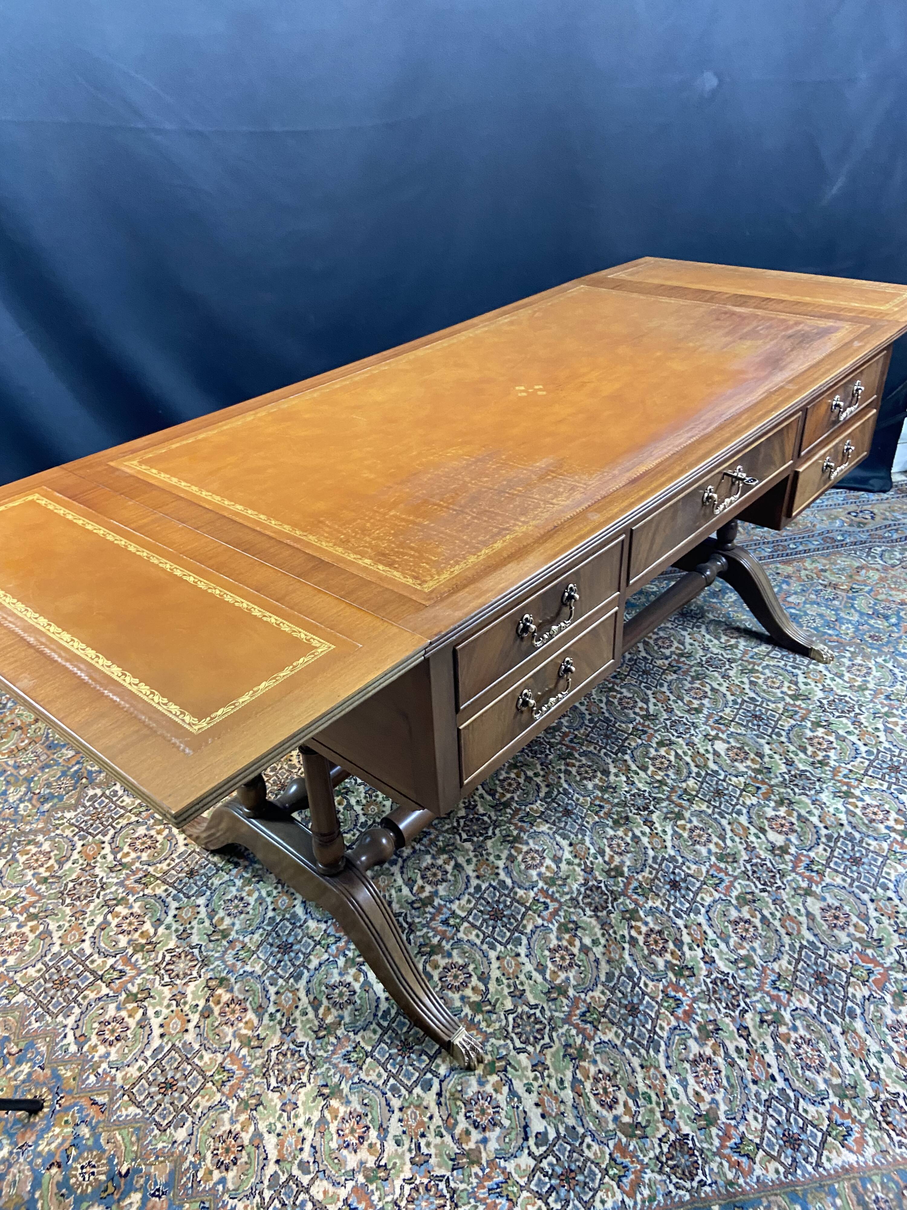 Grand bureau anglais en acajou de style Regency