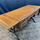 Grand bureau anglais en acajou de style Regency