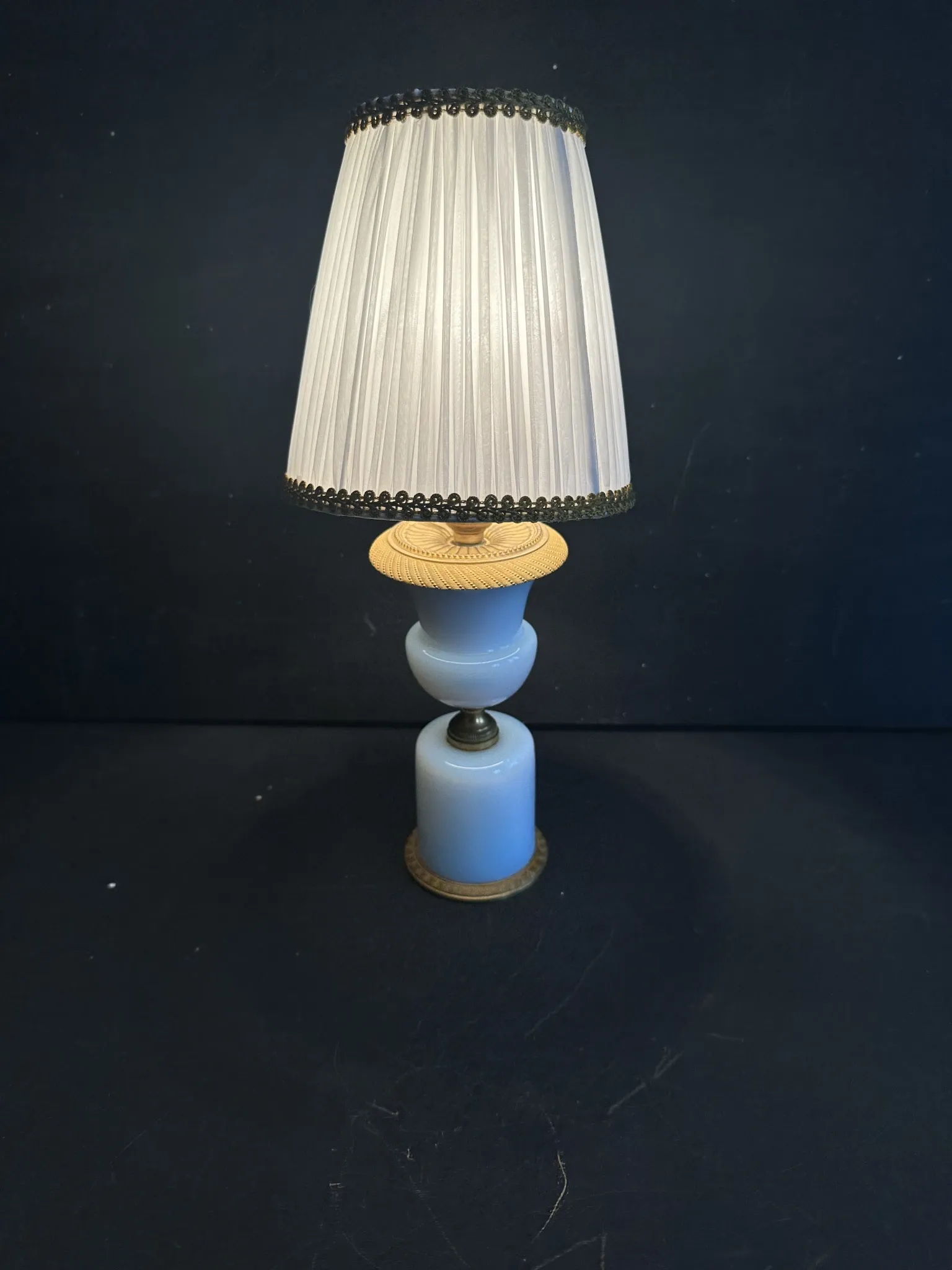 Lampe XIXe en opaline blanche et métal doré
