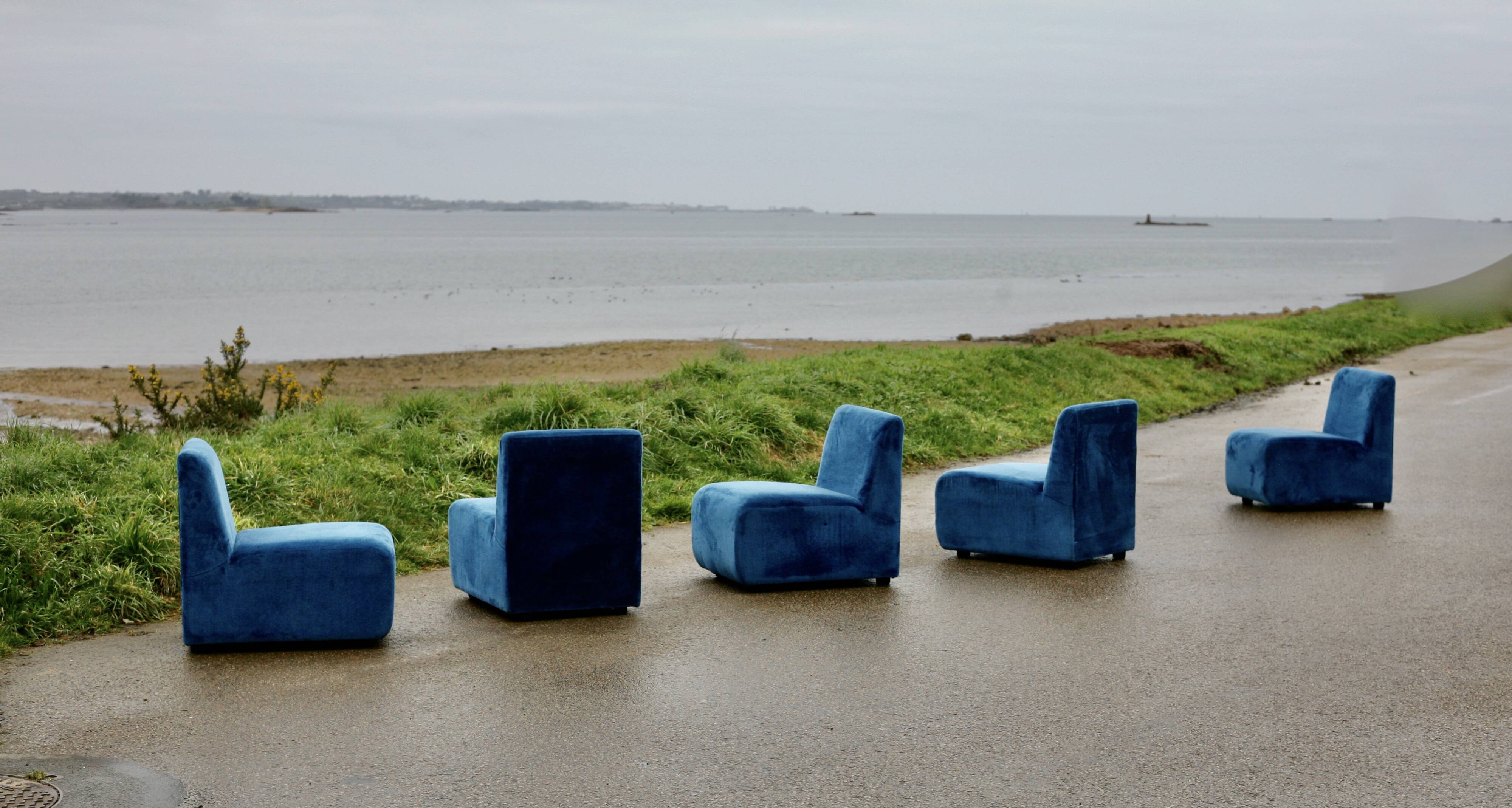Canapé modulable composé de 5 chauffeuses en velours bleu, circa 1980