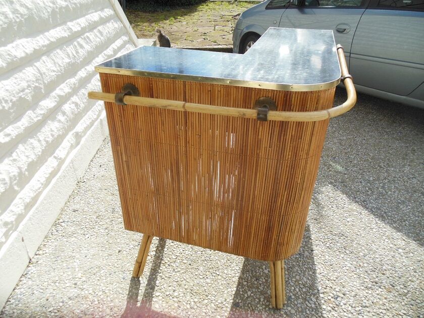 Rattan tiki bar