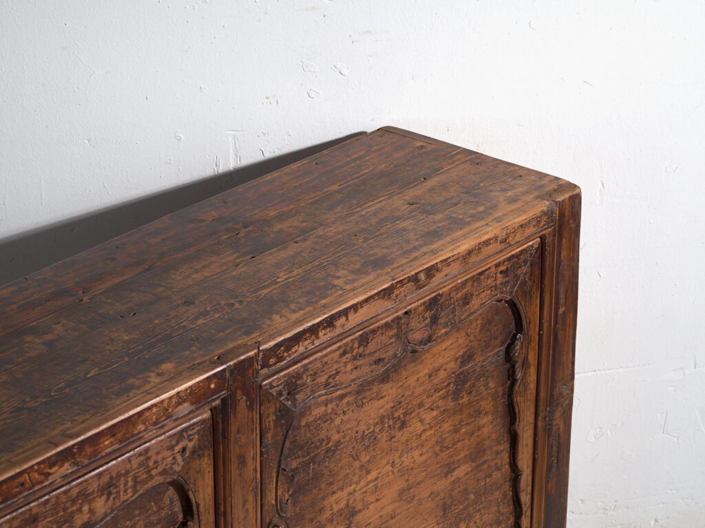 Pine buffet with two doors and scalloped panels – China, circa 1950