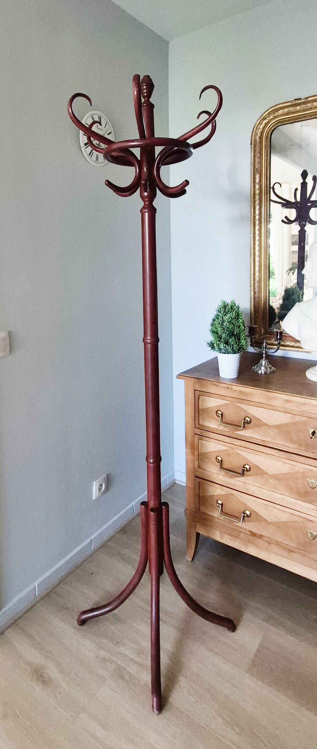Parrot coat rack in turned wood