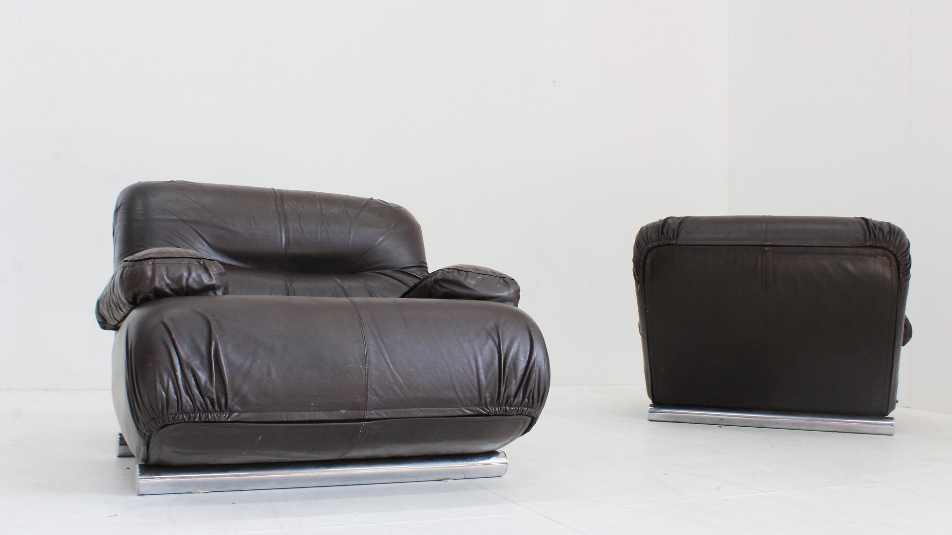 Giuseppe Munari lounge chairs brown leather 1970s, Italy, set of 2