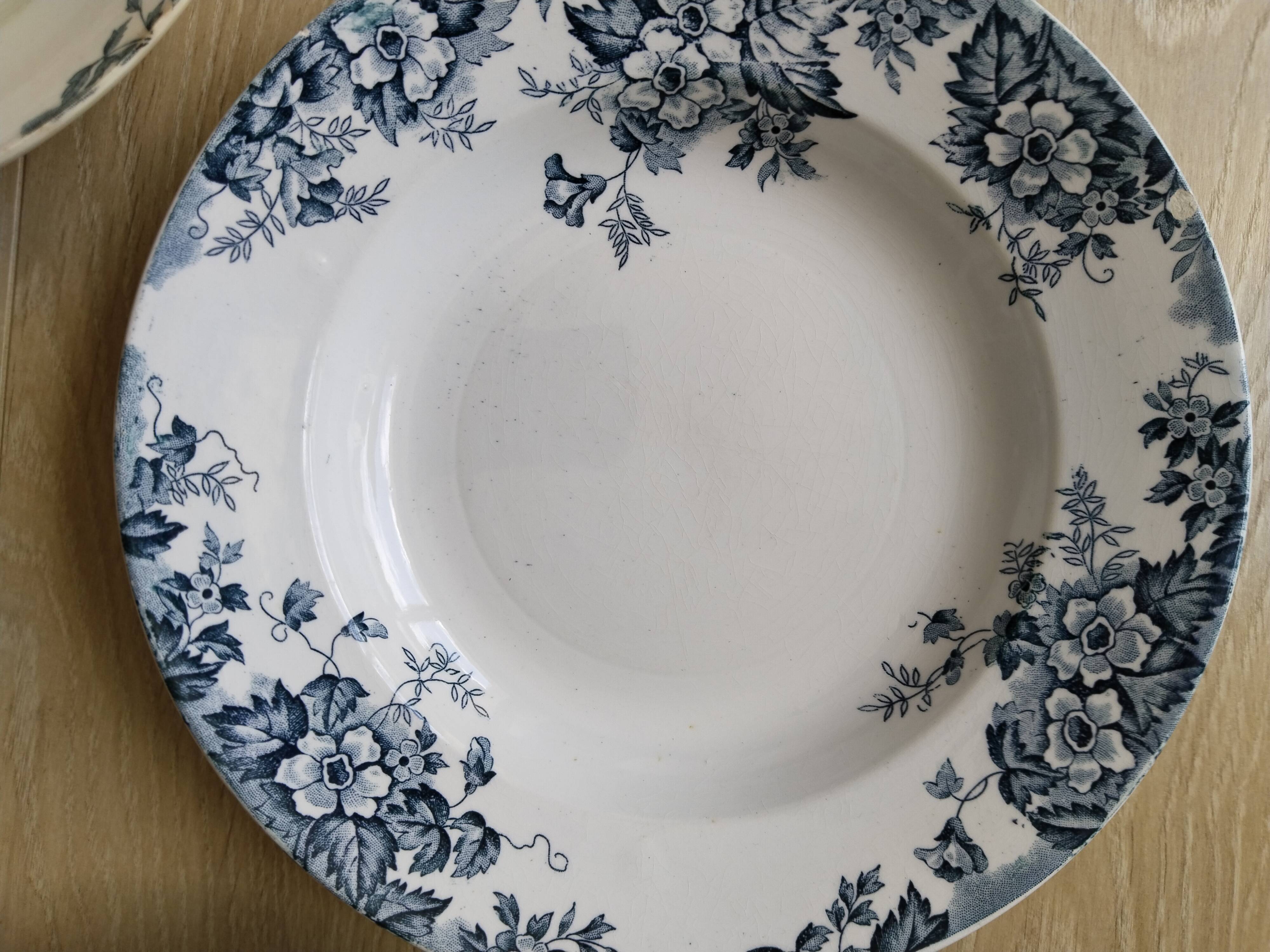 Assiettes creuses ( 5 ) en faïence de Saint Amand et Hamage  , Terre de fer , modèle Marie Louise