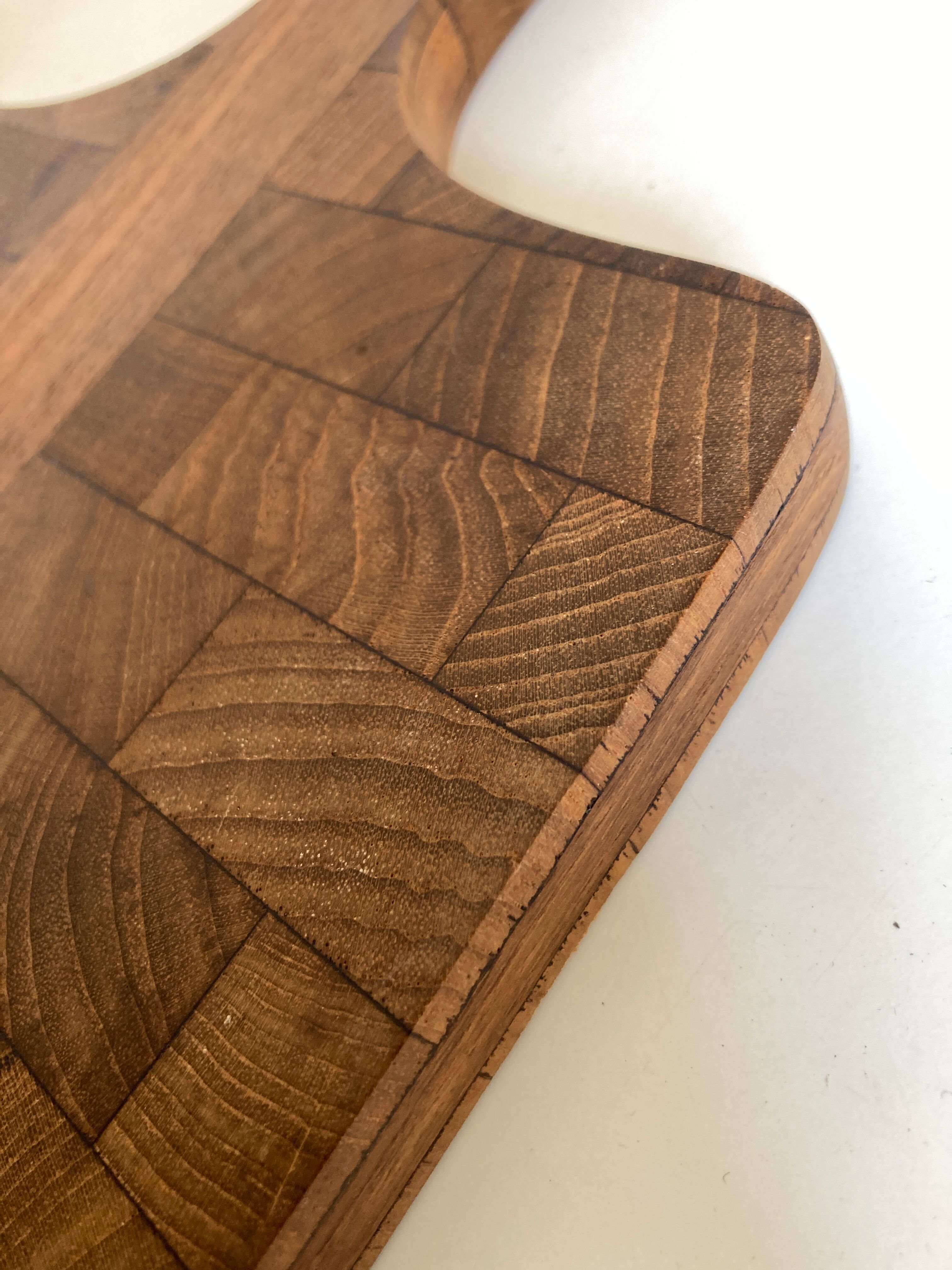 Planche à découper scandinave en bois debout