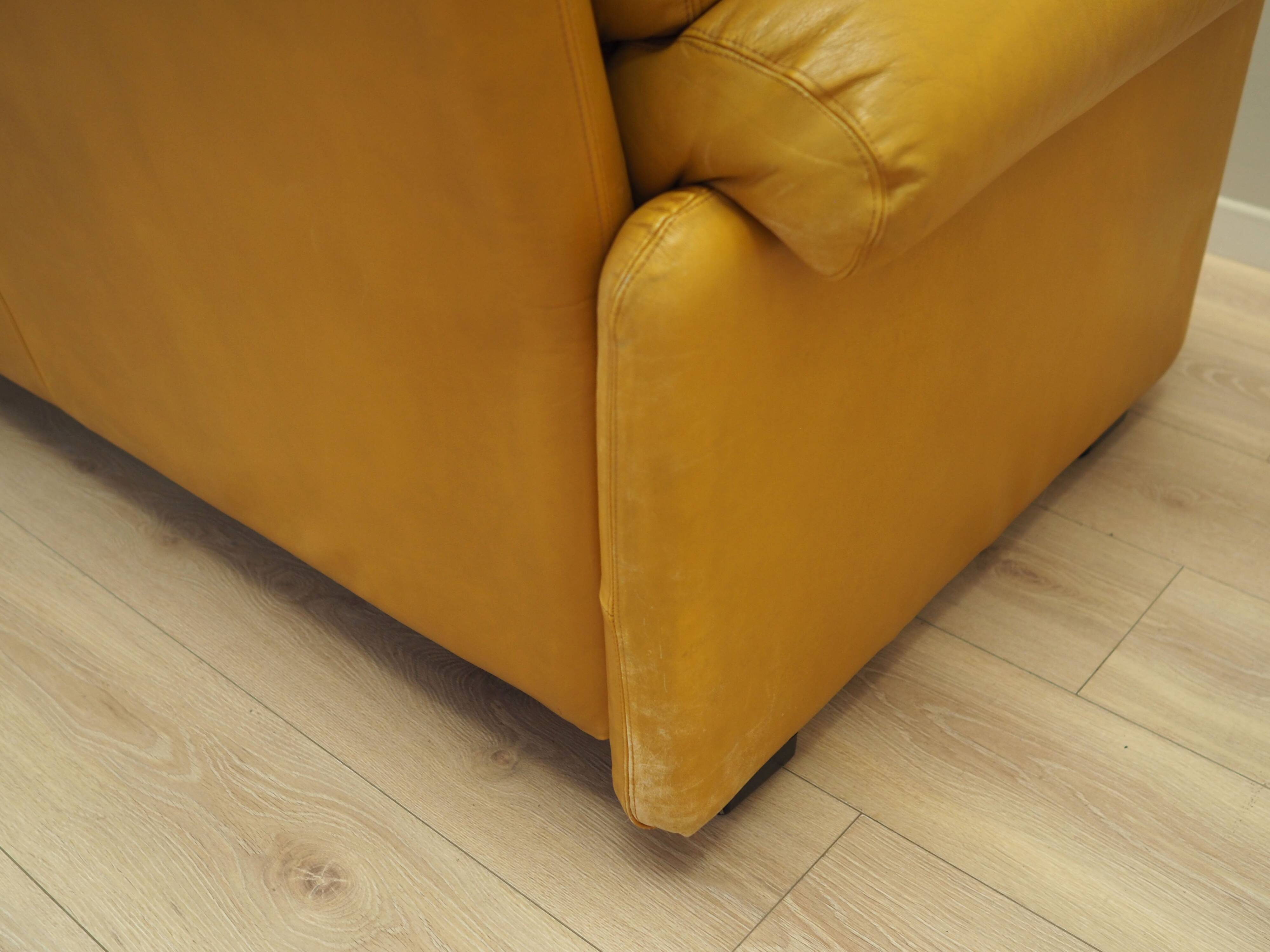 Canapé en cuir jaune, design italien, années 60, fabricant : B&B Italia, desig