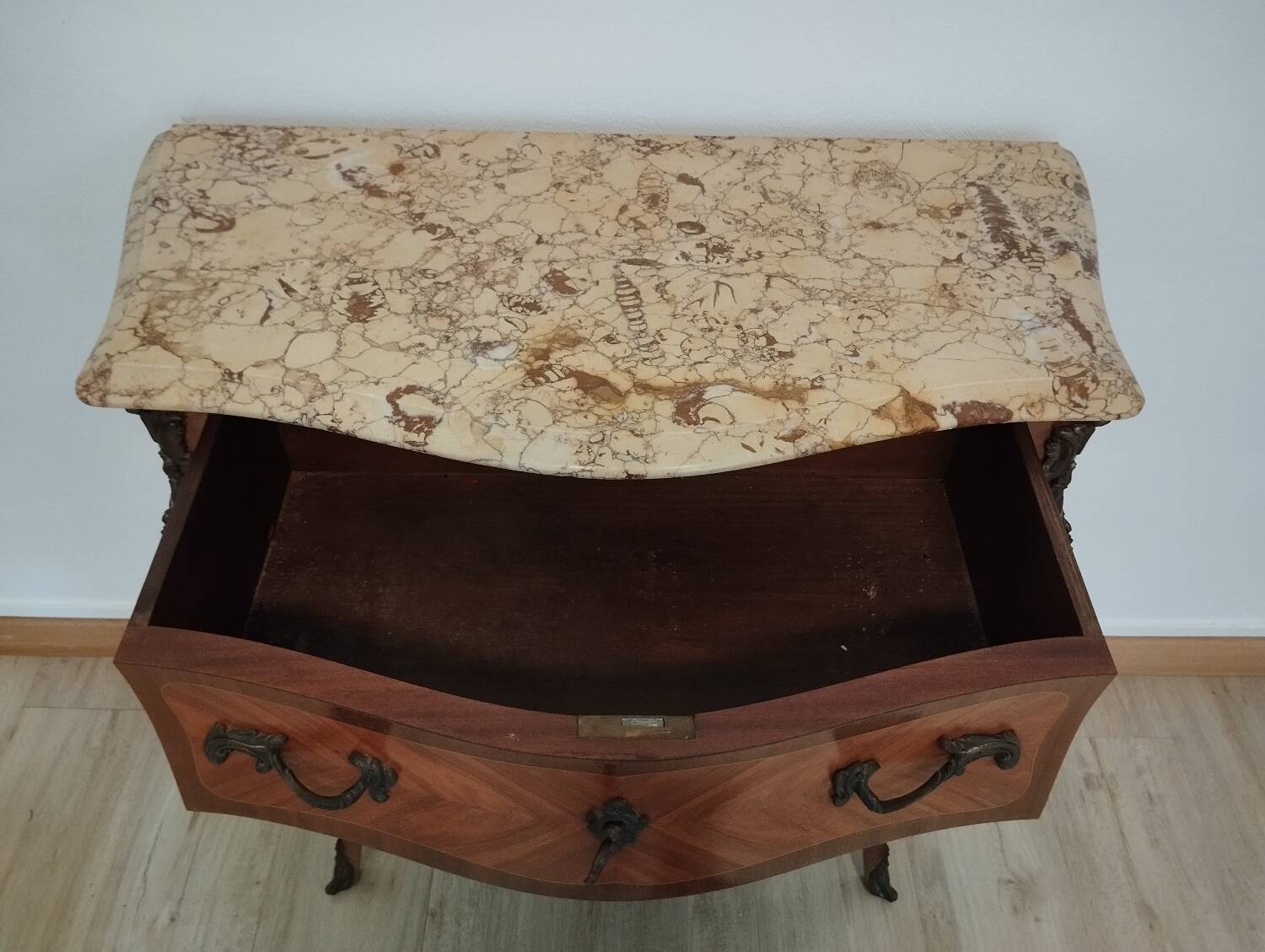 Louis XV style chest of drawers with marquetry sauteuse