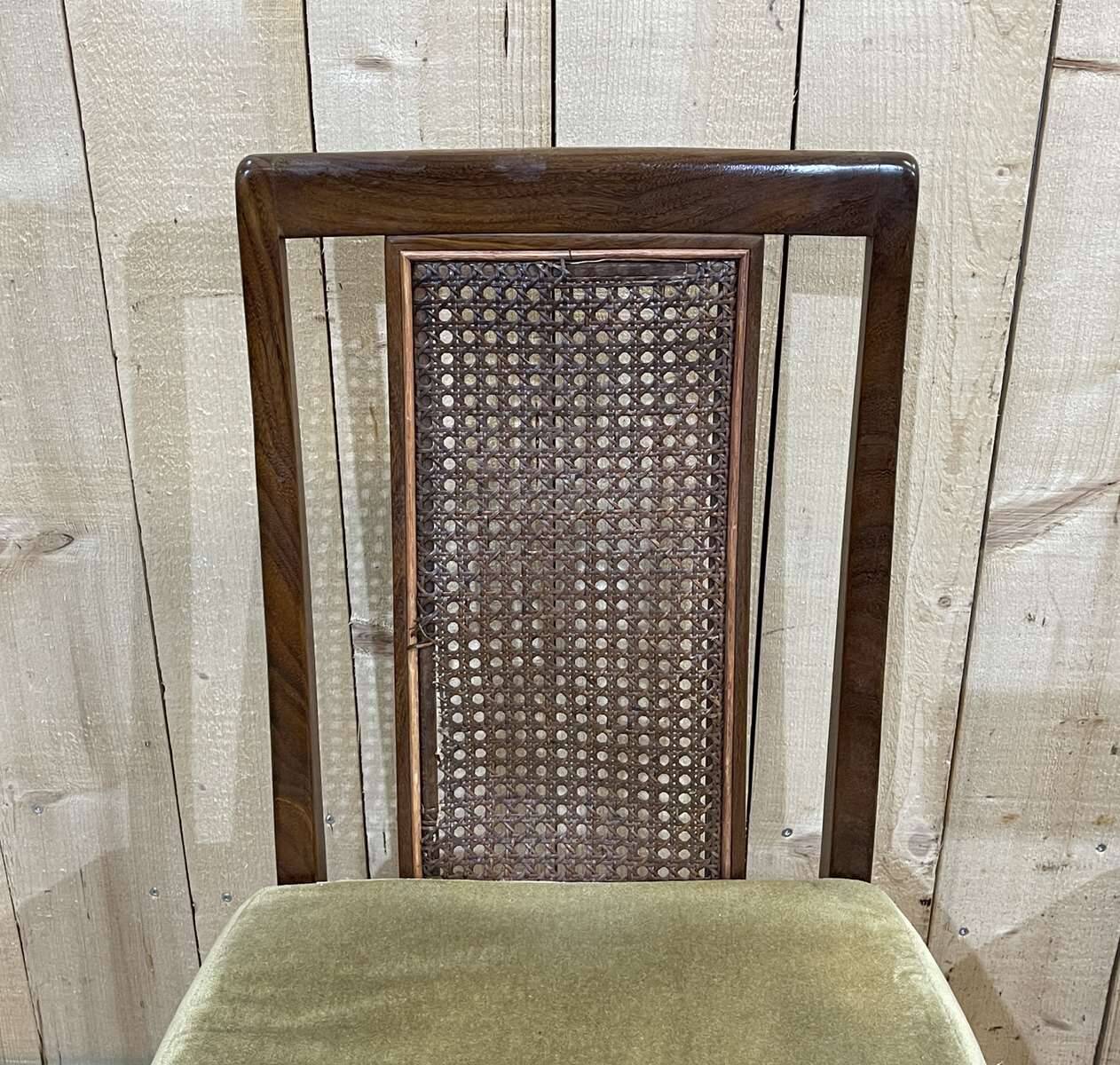 Suite de 4 chaises en teck de la marque G-plan avec dossier canné