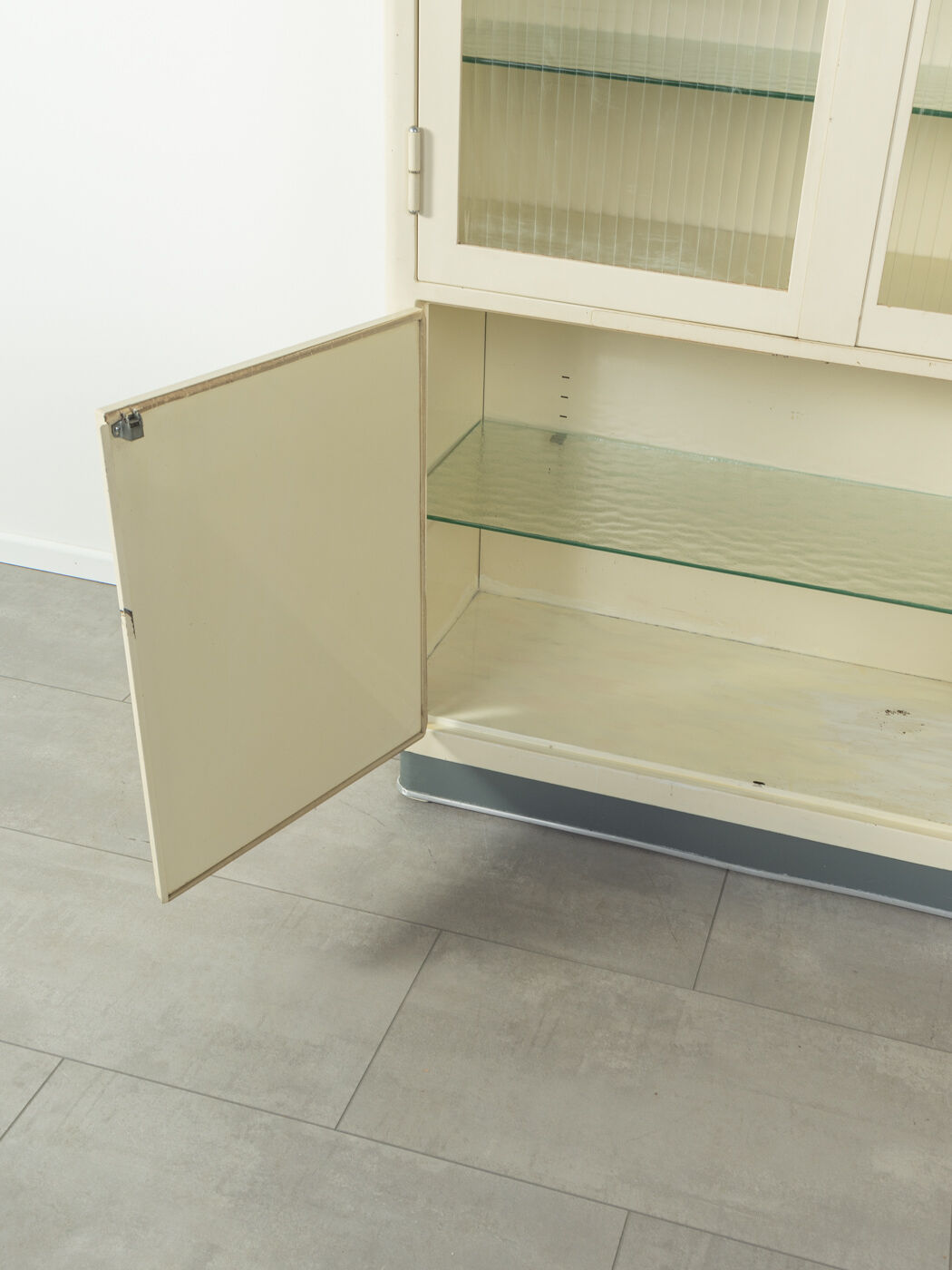 Armoire à pharmacie des années 1950 , Maquet