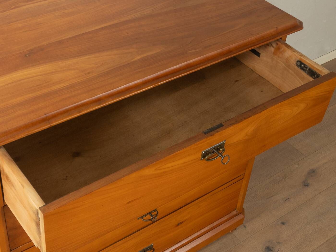 Commode Biedermeier en placage de cerisier, 19e siècle