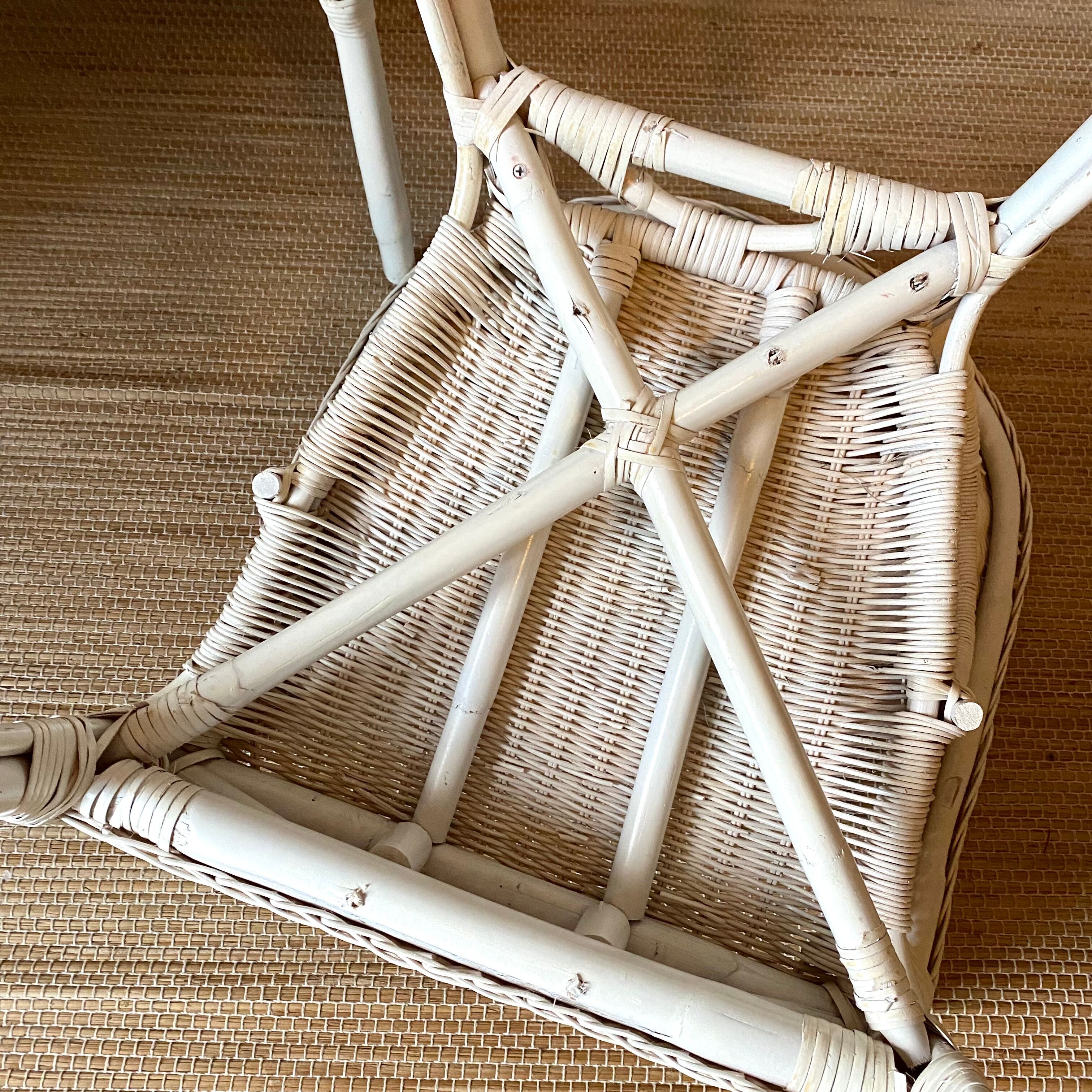 Paire de fauteuils en rotin blanc
