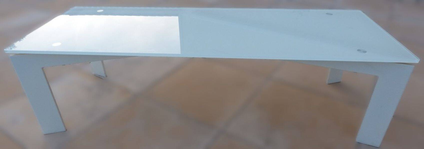 Long modern coffee table in glass and off-white metal - as new.