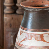 Vase en terre cuite sculpté