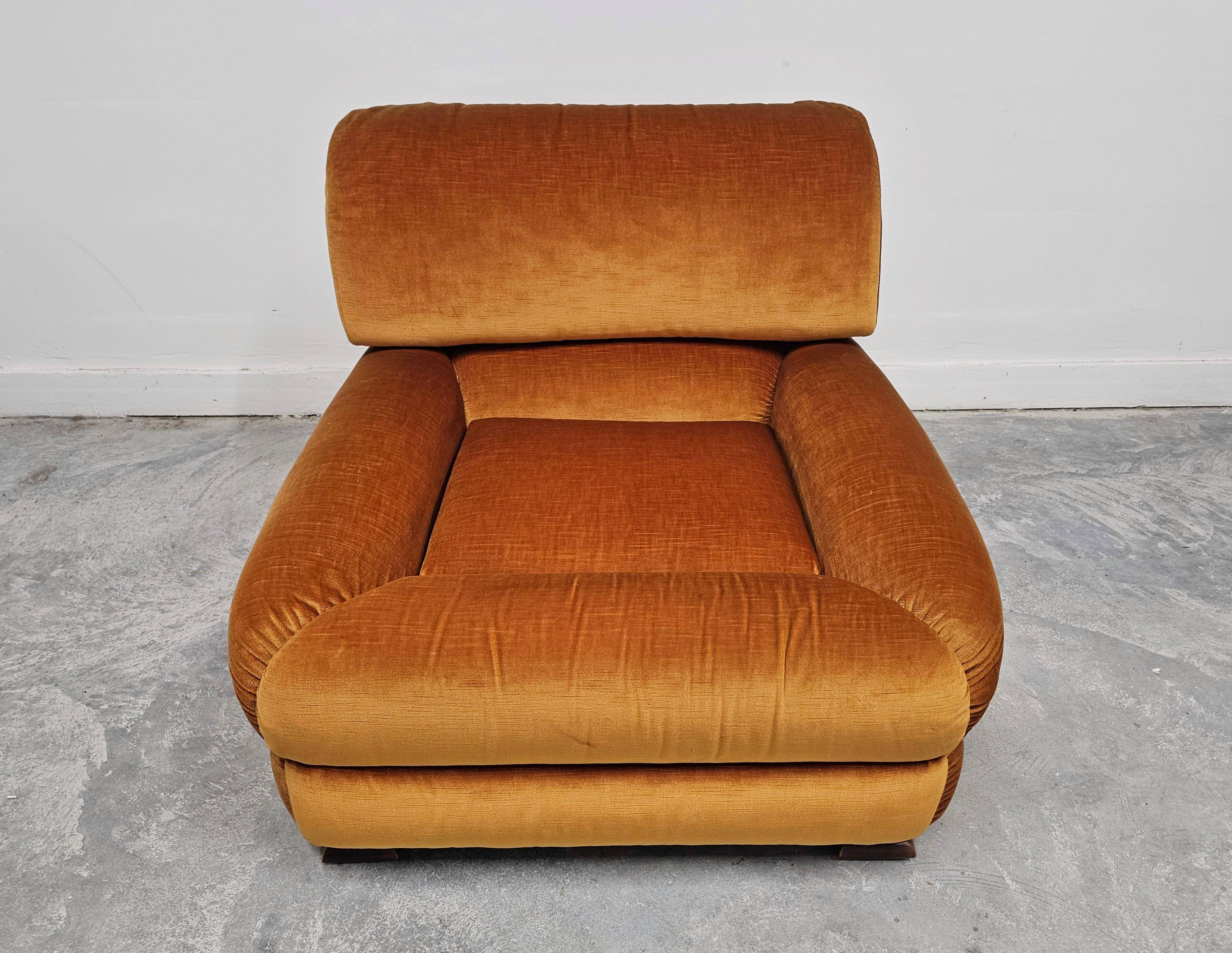 Fauteuil Mid-Century Modern en velours par Zev & Zev