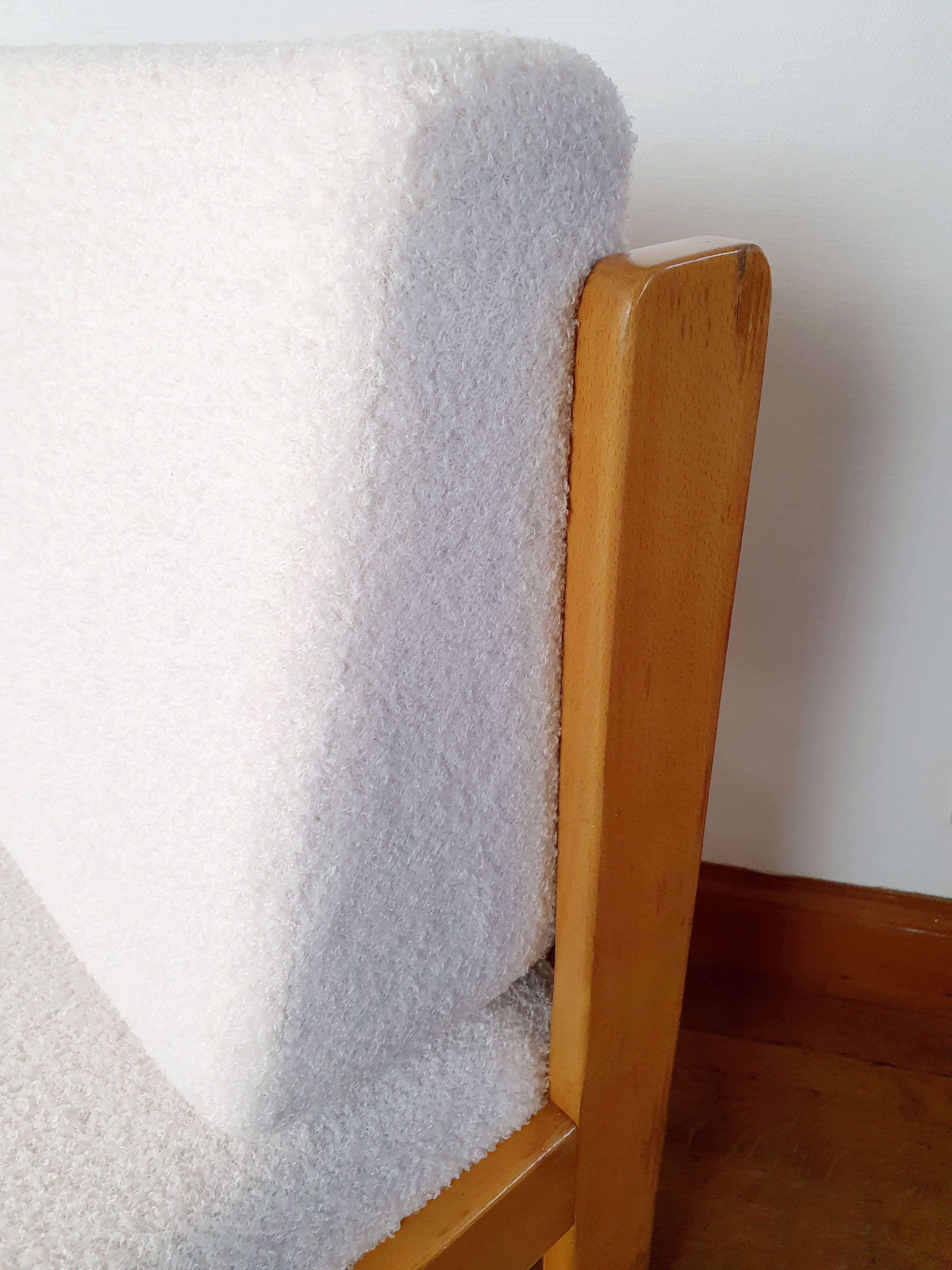Paire de chauffeuses bois et tissu bouclette