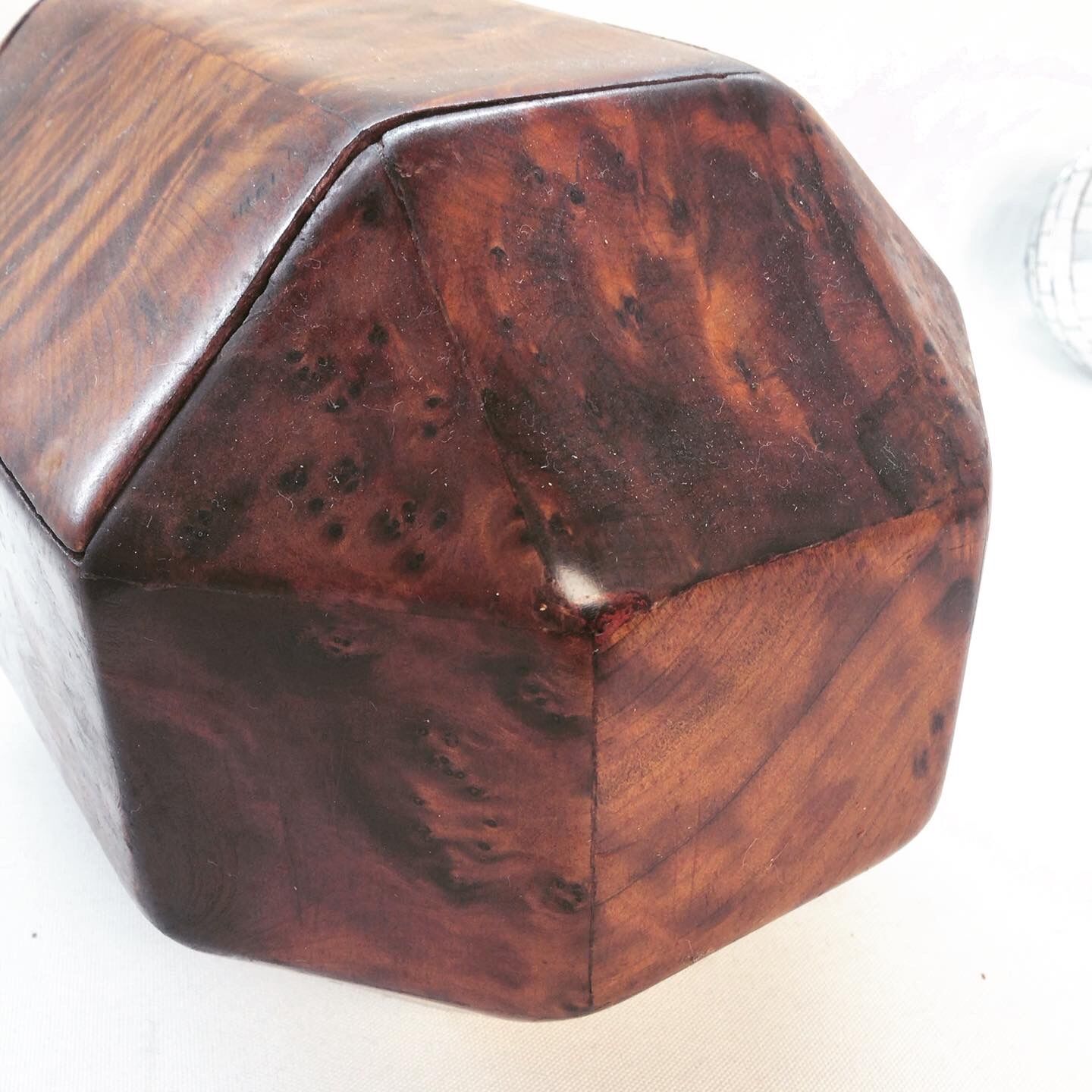 Jewelry box in thuya