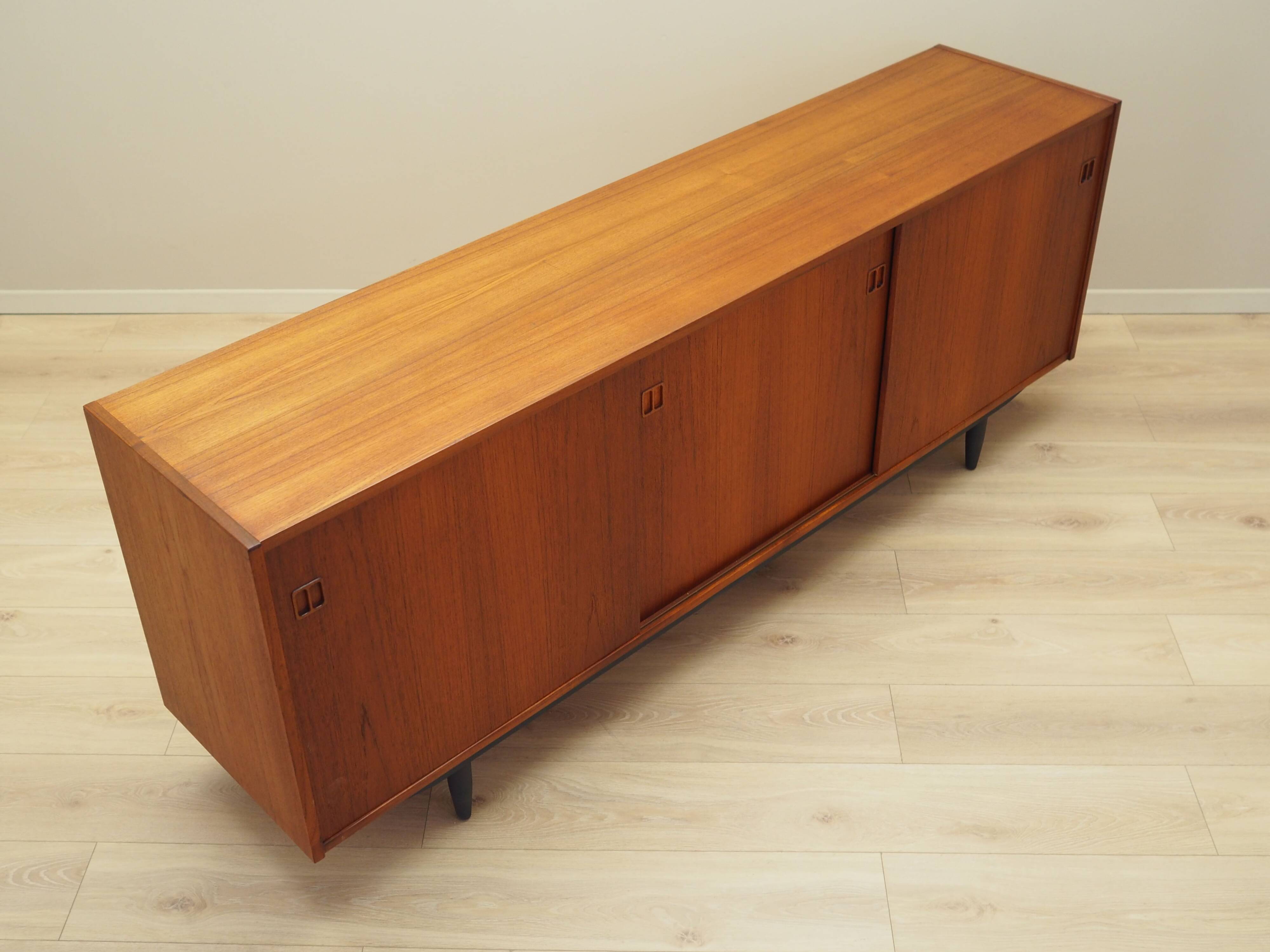 Buffet en teck, design danois, années 1970, production : Danemark