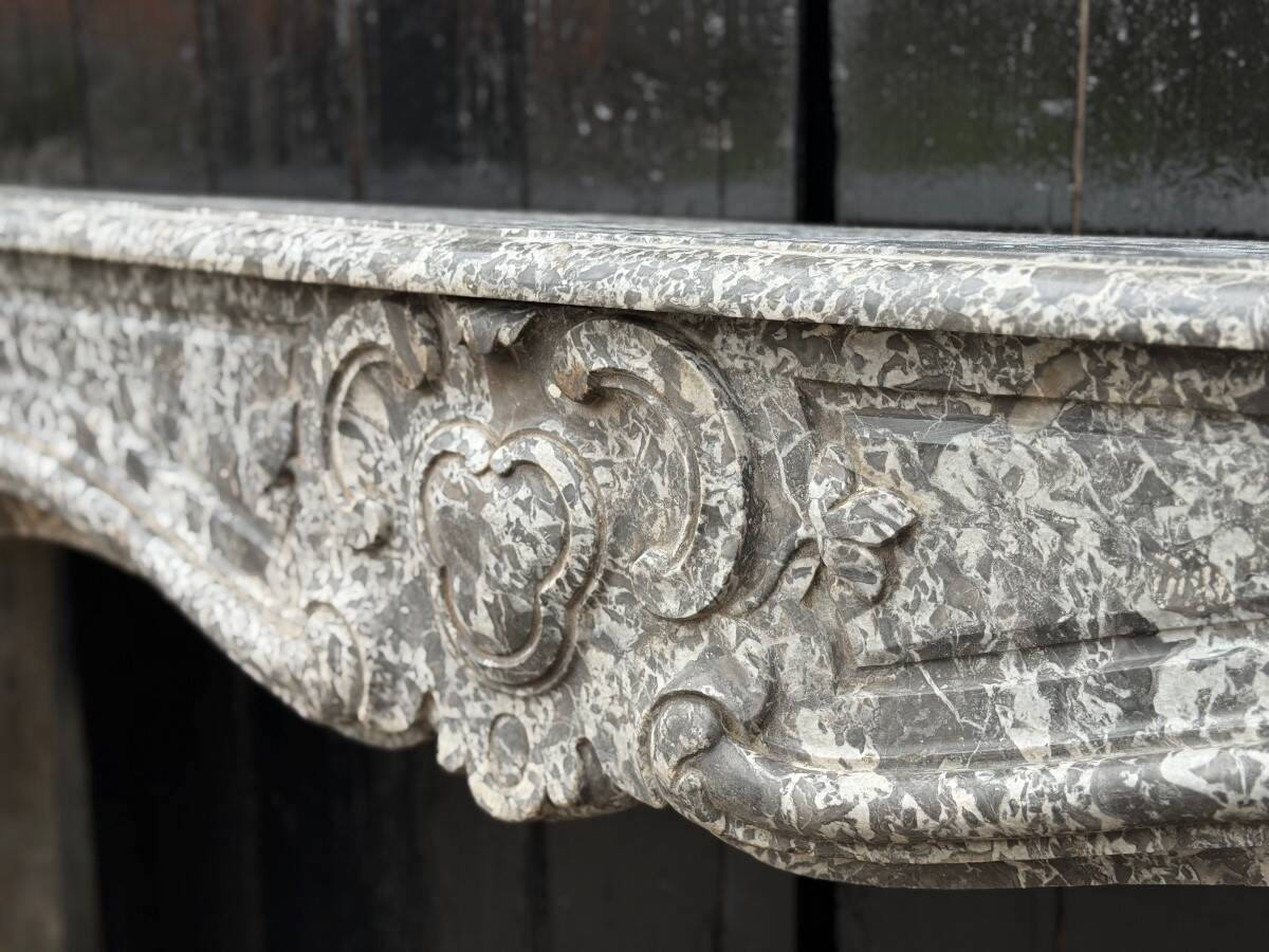 Cheminée Régence en marbre gris, Sainte-Anne, XVIIIe siècle