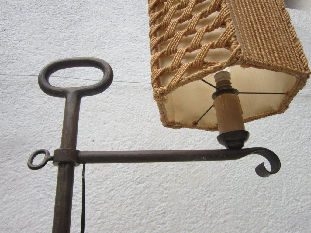 Tripode gallows lamp