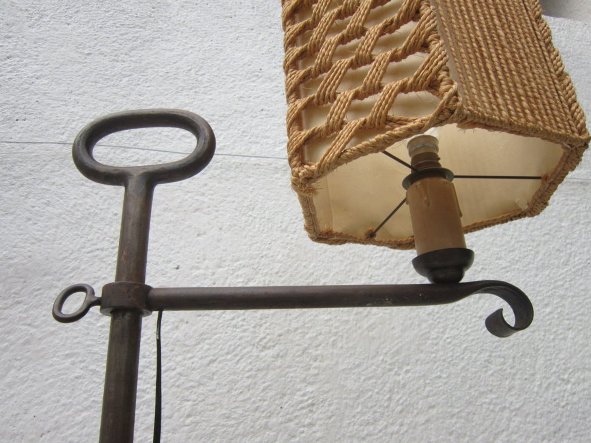 Tripode gallows lamp