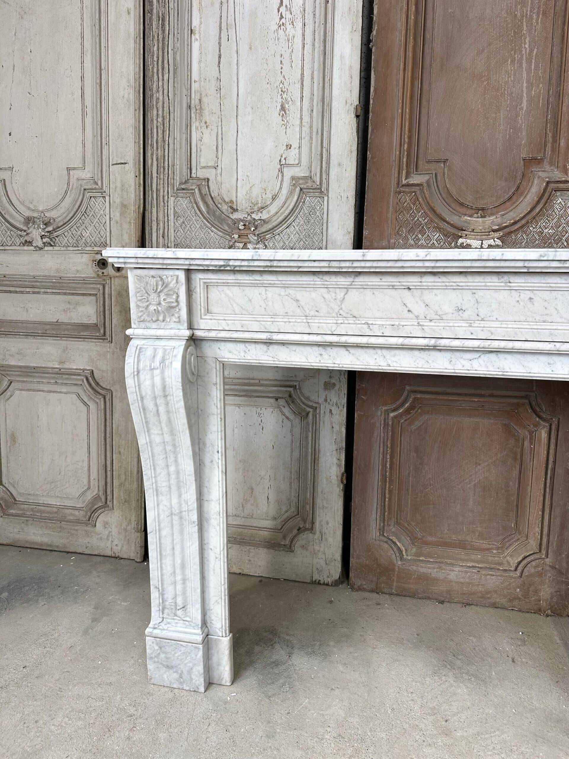 Cheminée en marbre blanc de carrare style Louis XVI vers 1890