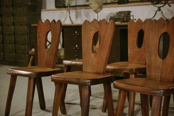 8 chaises brutalistes en orme massif par Aranjou 1950’s