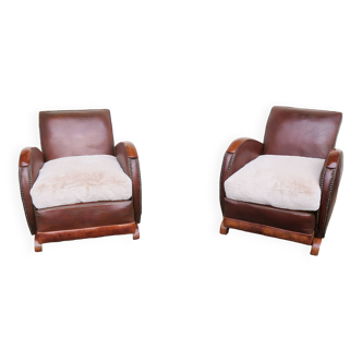 Paire de fauteuils art-déco en cuir