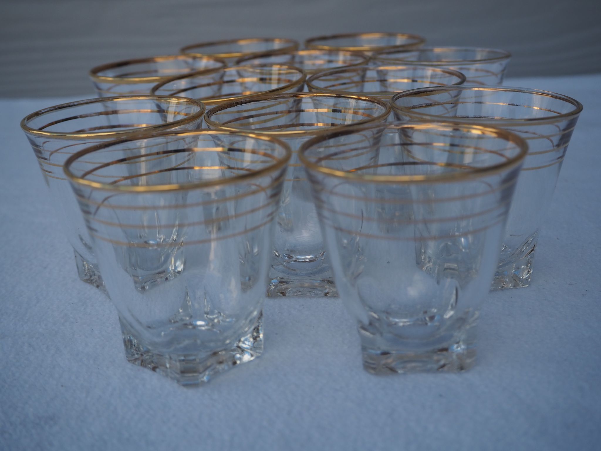 Golden liqueur service from the 1950s-1960s and its 12 glasses.